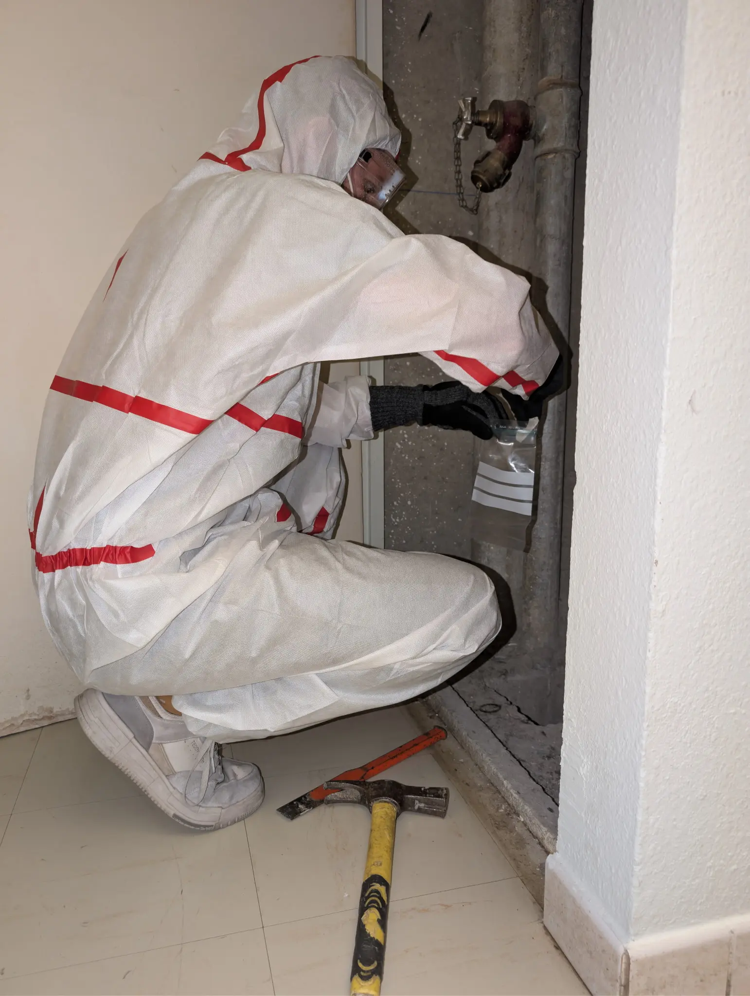 Expert réalisant un diagnostic avant travaux dans un immeuble parisien