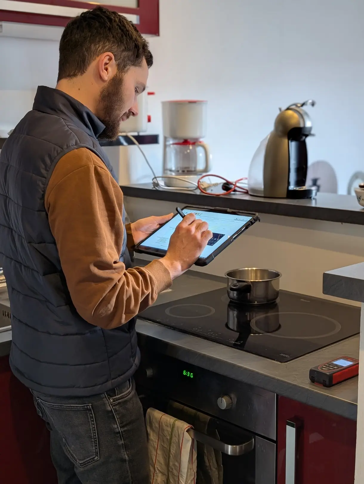 Grégory Martin réalisant un diagnostic immobilier sur tablette